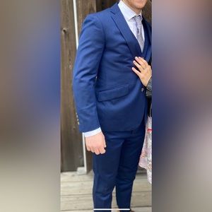 Like new 3 Piece Indochino Hamilton Sharkskin Blue Suit - size men’s small